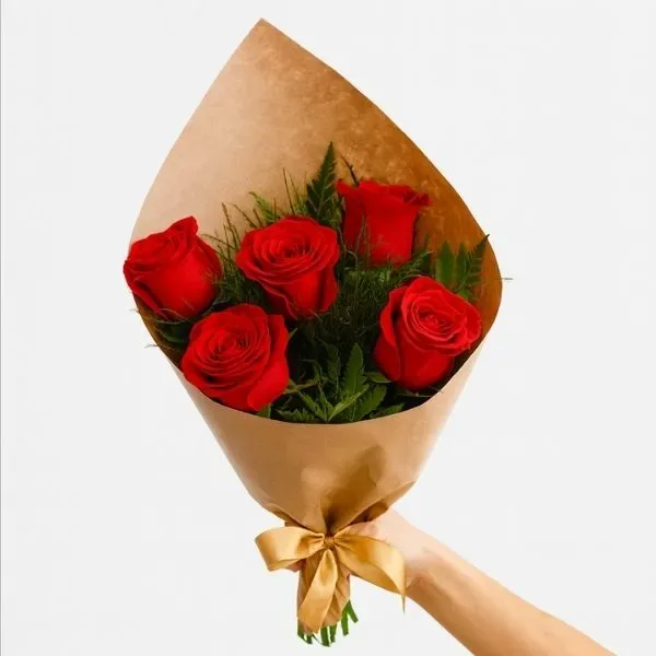 Buque de 5 Rosas Vermelhas no Kraft