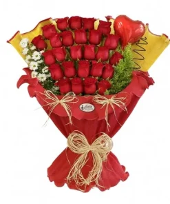 Buquê De 26 Rosas Vermelhas Com Laço De Ráfia E Folhagens