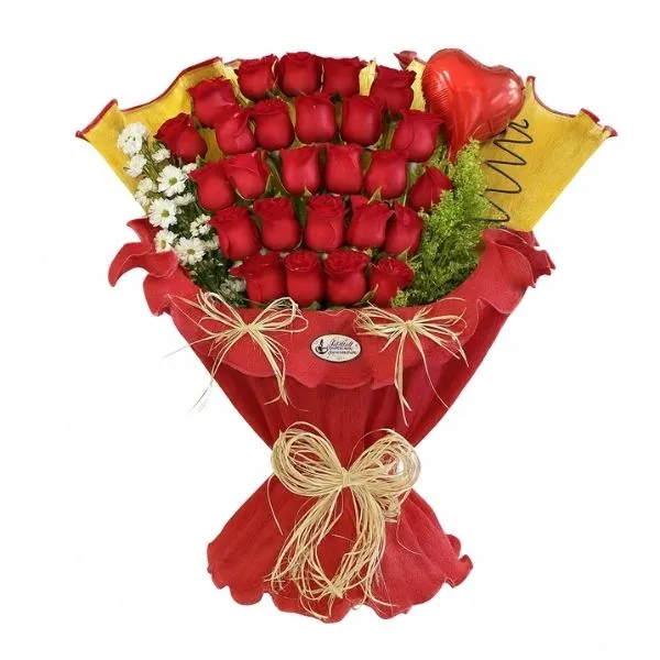 Buquê De 26 Rosas Vermelhas Com Laço De Ráfia E Folhagens
