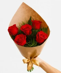Buque de 5 Rosas Vermelhas no Kraft